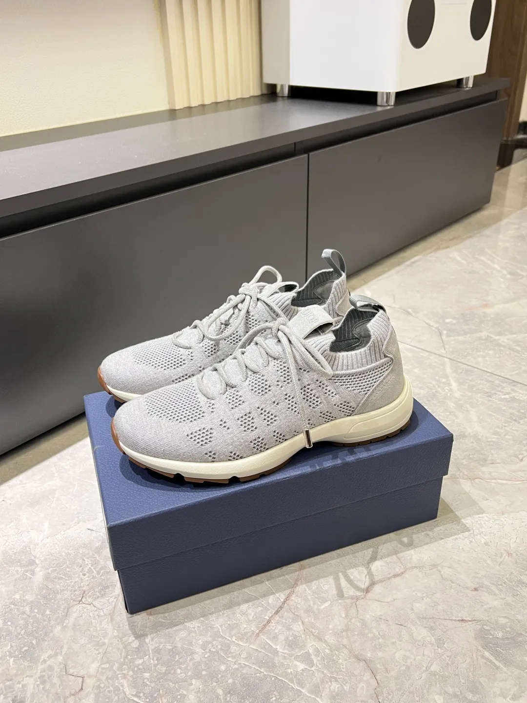 p380 Dior B80 sneakers are a new product of Dior men's series, focusing on comfort and fashion. The upper is made of breathable mesh + fabric splicing, which is lightweight and fits the shape of the foot, making it super comfortable for daily wear. The sole is made of rubber, which has great grip and wear resistance, and is suitable for commuting or light sports. The overall style is simple, the gray tone is versatile, and the shoelaces are adjustable for a more stable fit. Designed by Kim Jones, it is both practical and trendy. It is one of the new hot items in early spring①. size: 38-45 (45 customized)
